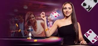 Dealer membagikan kartu di meja Live Blackjack